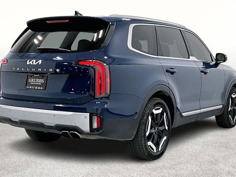 Used 2024 Kia Telluride EX w/ EX Captain's Chair Package FWD image 2