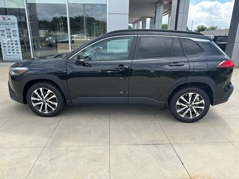 Used 2025 Toyota Corolla Cross XLE FWD image 4
