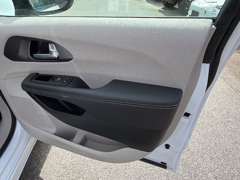 Used 2024 Chrysler Pacifica Touring-L image 18