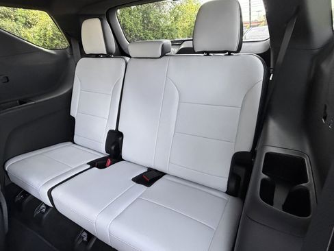 Used 2025 Chevrolet Traverse High Country image 18