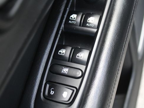 Used 2018 Jeep Compass Latitude FWD image 19