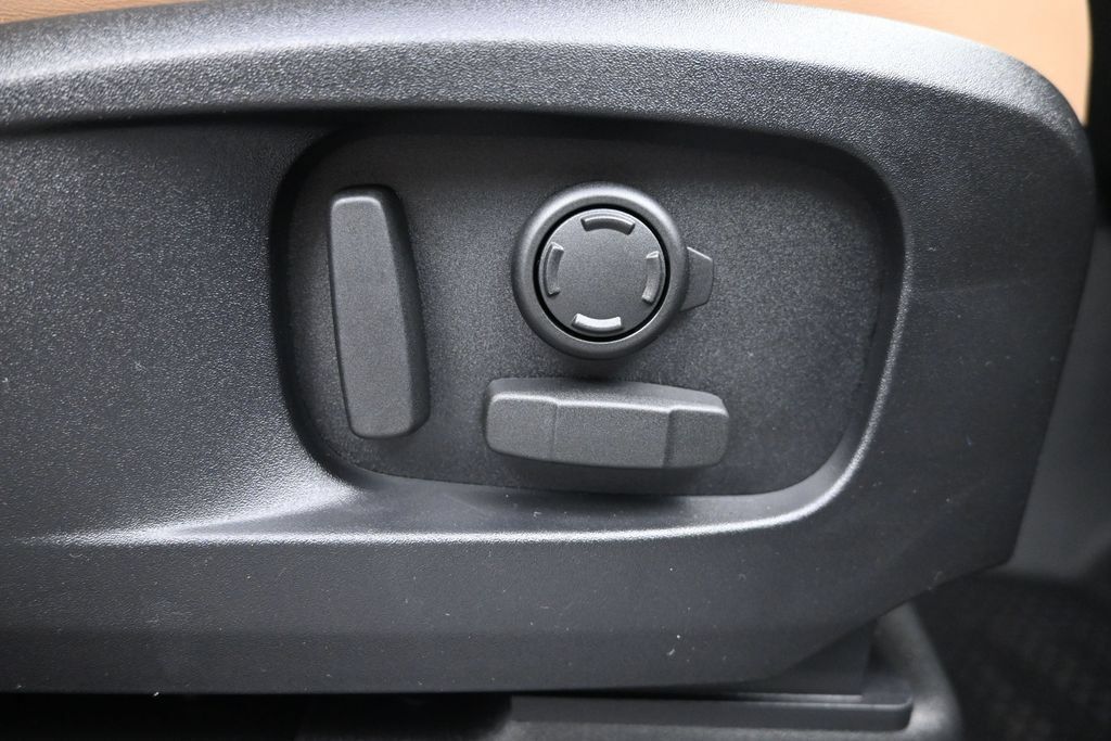 Used 2026 Land Rover Defender 110 X-Dynamic SE AWD/4WD image 12