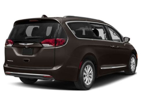 Used 2018 Chrysler Pacifica Touring-L Plus FWD image 2