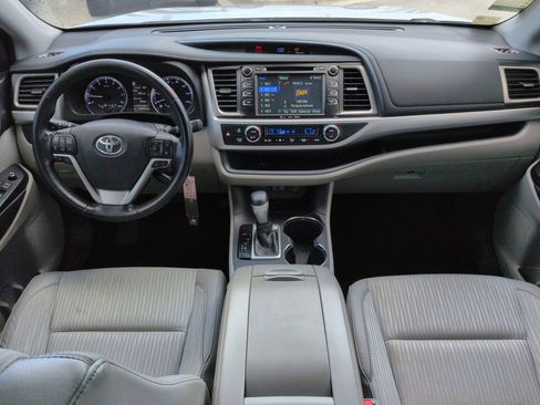 Used 2018 Toyota Highlander Plus FWD image 15