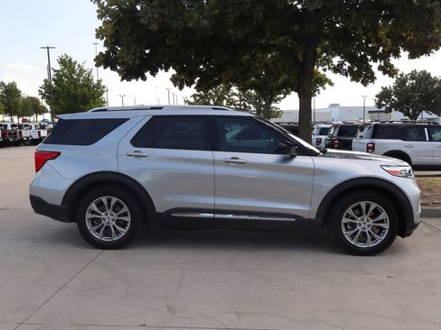 Used 2022 Ford Explorer Limited RWD image 2