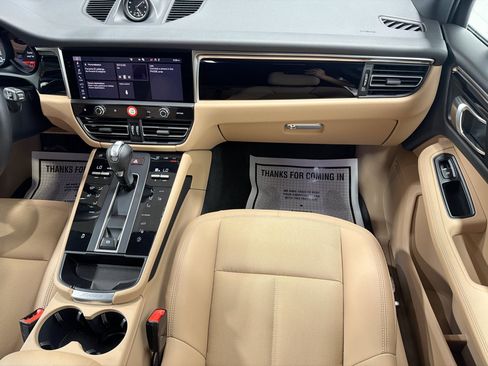 Certified 2026 Porsche Macan AWD/4WD image 18