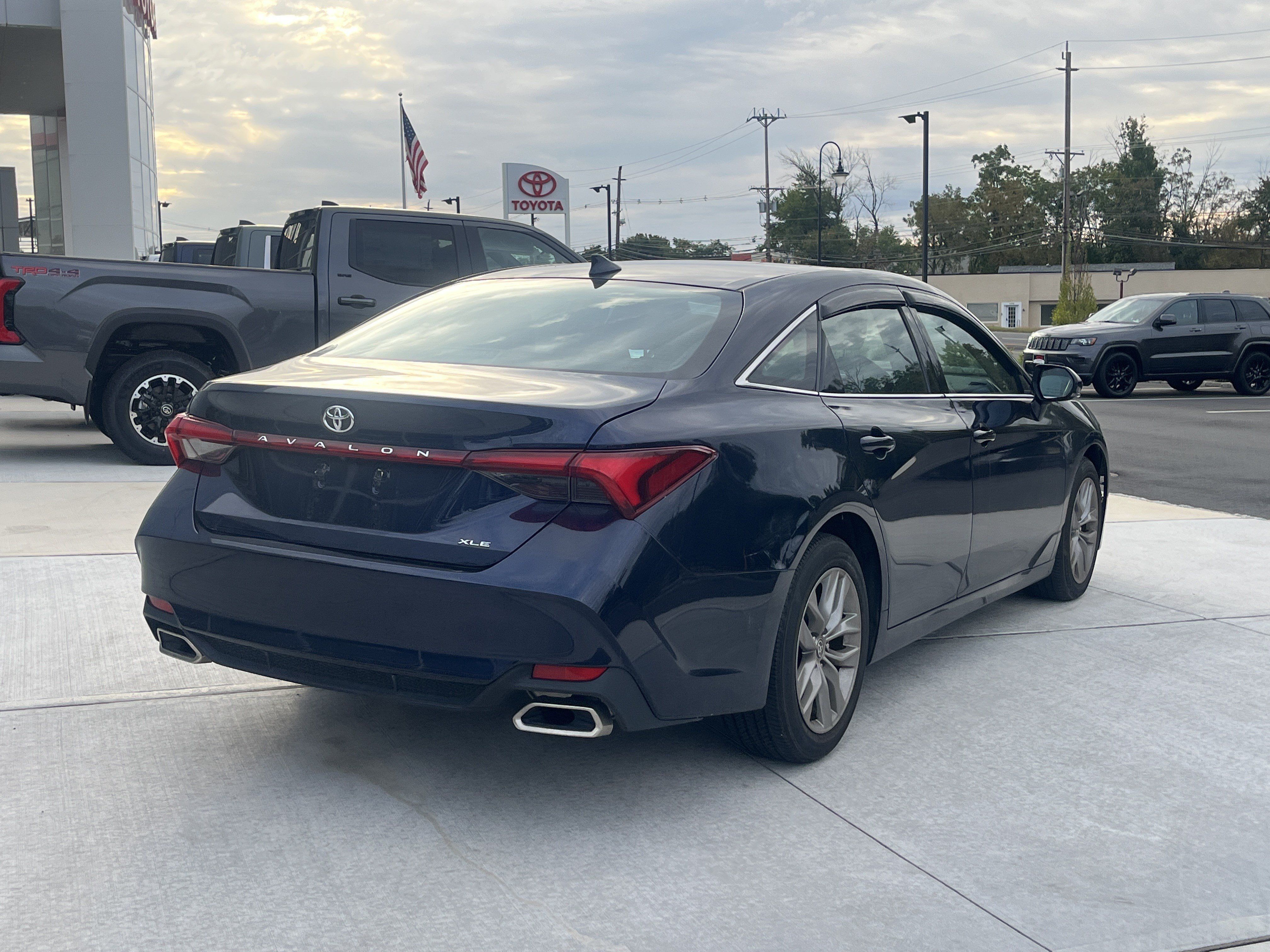 Certified 2022 Toyota Avalon XLE w/ Moonroof Package FWD image 3