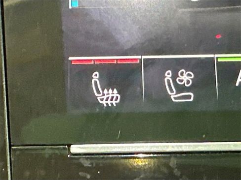 Used 2022 Audi e-tron Premium Plus image 18