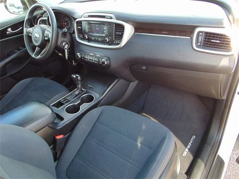 Used 2017 Kia Sorento LX image 25