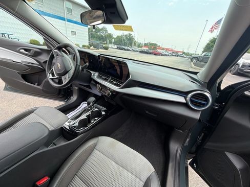 Used 2025 Chevrolet Trax LT w/ Driver Confidence Package FWD image 26