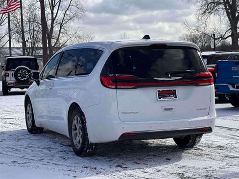 Used 2024 Chrysler Pacifica Limited image 7