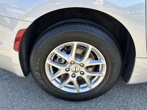 Used 2024 Chrysler Pacifica Touring-L image 19