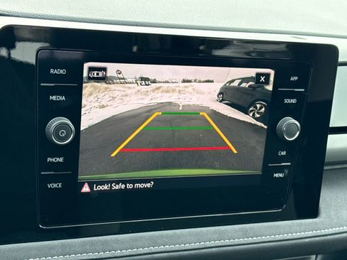 Certified 2025 Volkswagen Taos SE image 20