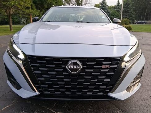 Used 2024 Nissan Altima 2.5 SR FWD image 2