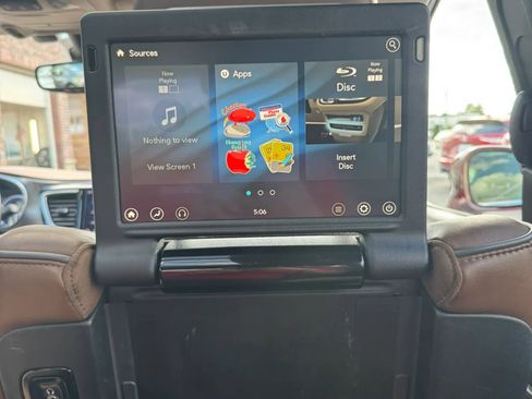 Used 2018 Chrysler Pacifica Limited w/ Tire & Wheel Group FWD image 51