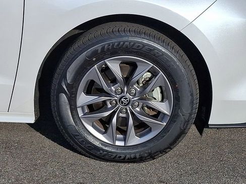 Used 2024 Toyota Sienna XLE image 8