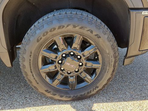 Used 2025 GMC Sierra 2500 AT4 w/ Technology Package AWD/4WD image 7