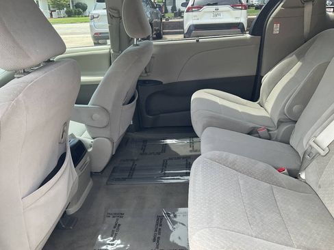 Used 2015 Toyota Sienna LE FWD image 12