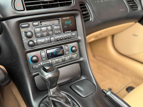 Used 2000 Chevrolet Corvette Convertible w/ Performance Handling Pkg image 24