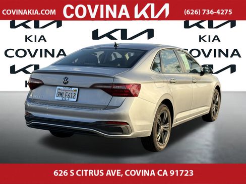 Used 2024 Volkswagen Jetta SE w/ Panoramic Sunroof Package image 8