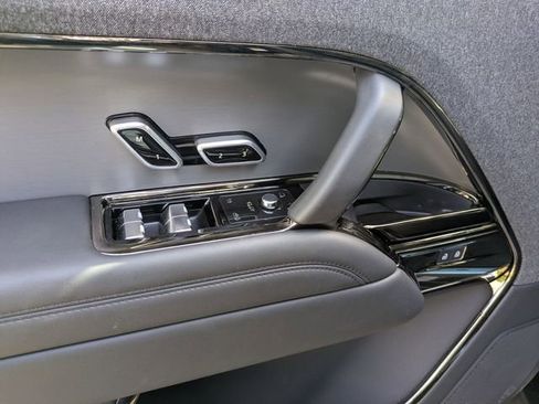 Used 2025 Land Rover Range Rover Sport S image 24