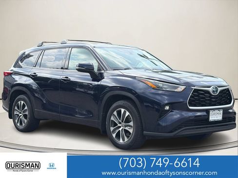 Used 2022 Toyota Highlander XLE AWD/4WD image 1