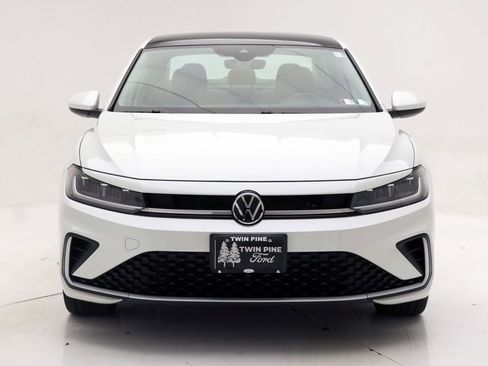 Used 2025 Volkswagen Jetta SE FWD image 4