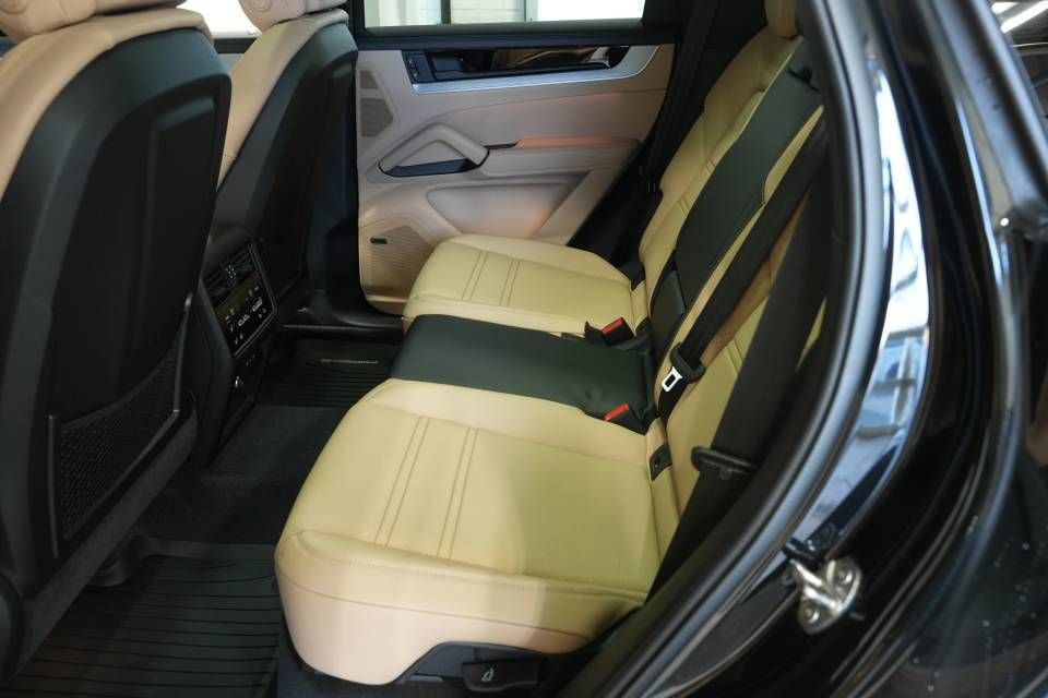 Certified 2026 Porsche Cayenne AWD/4WD image 26