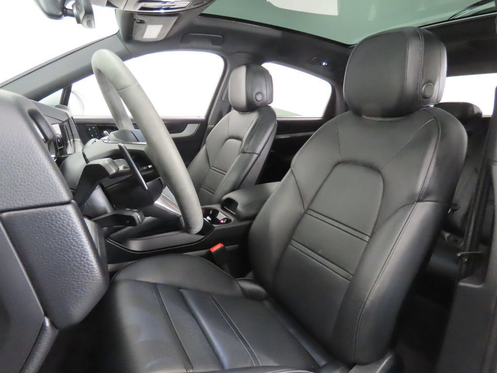Certified 2025 Porsche Cayenne Coupe AWD/4WD image 5