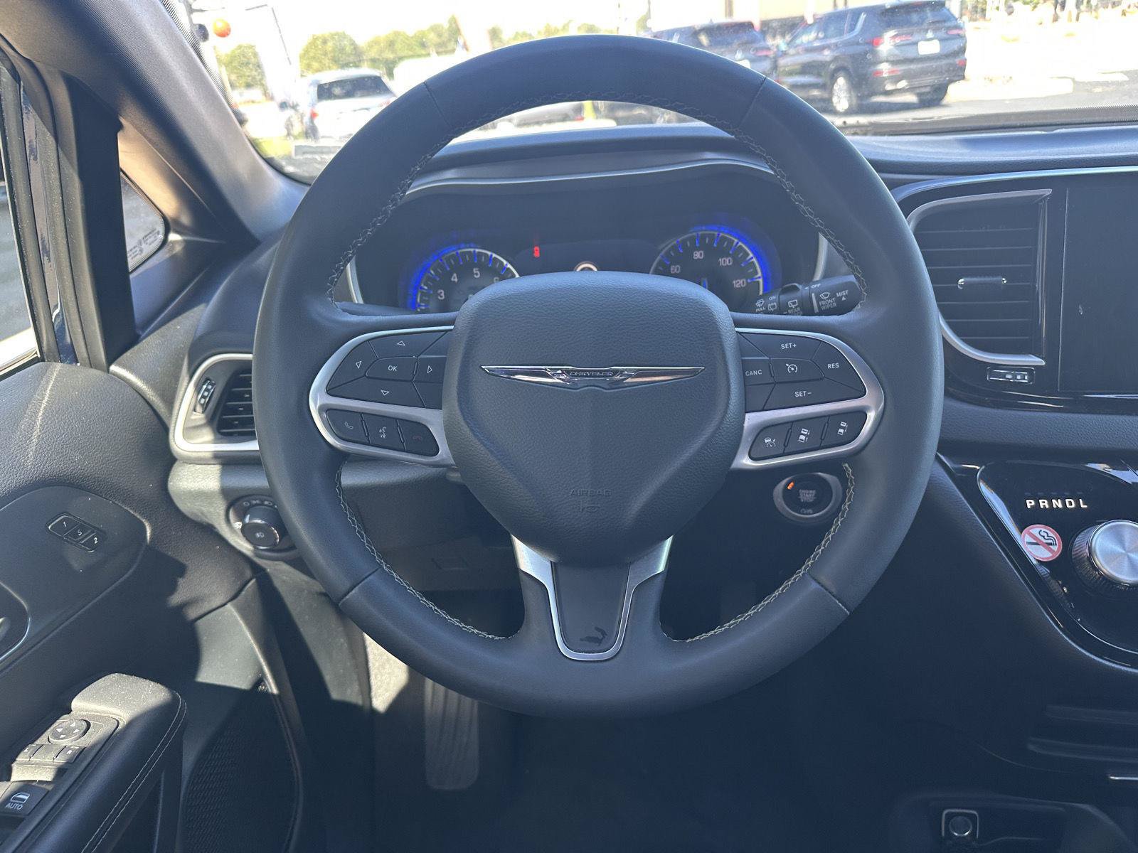 Used 2025 Chrysler Pacifica Select FWD image 18