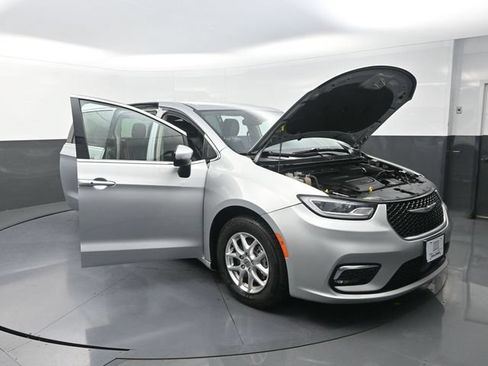 Used 2023 Chrysler Pacifica Touring-L FWD image 30