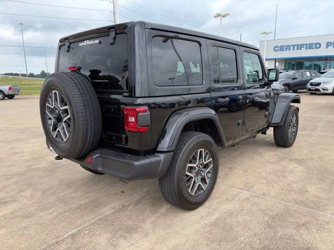 Used 2025 Jeep Wrangler Unlimited Sahara AWD/4WD image 5