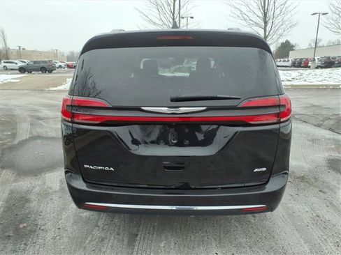 Used 2022 Chrysler Pacifica Touring-L image 5