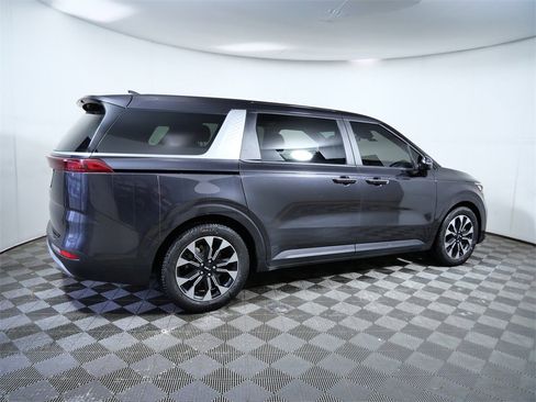 Used 2024 Kia Carnival EX image 9