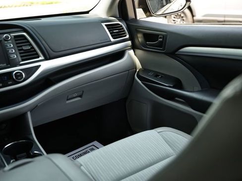 Used 2017 Toyota Highlander Plus w/ Carpet Mat Package AWD/4WD image 30