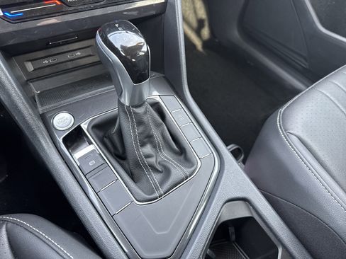 Used 2024 Volkswagen Tiguan SE image 15