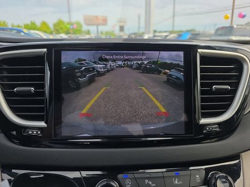 Used 2023 Chrysler Pacifica Touring-L image 25