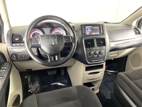 Used 2019 Dodge Grand Caravan SE w/ UConnect Hands-Free Group FWD image 17