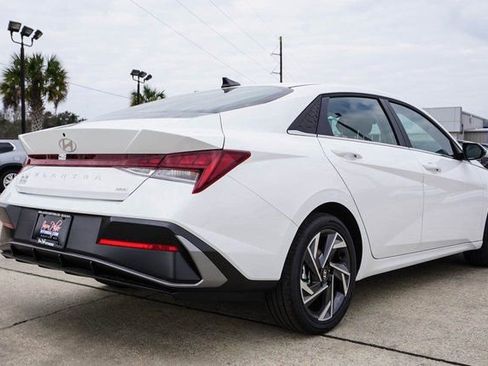 New 2026 Hyundai Elantra Limited FWD image 4