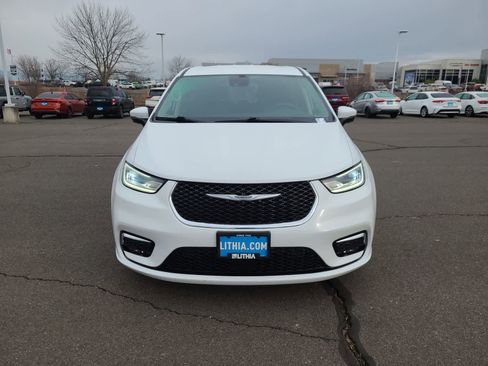 Used 2023 Chrysler Pacifica Touring-L image 14