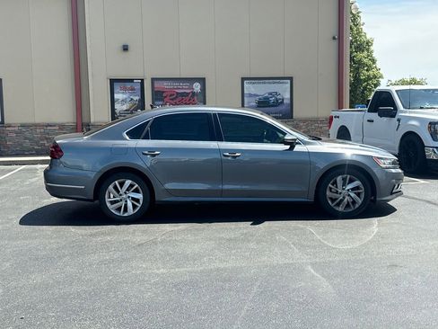 Used 2018 Volkswagen Passat 2.0T SE FWD image 6