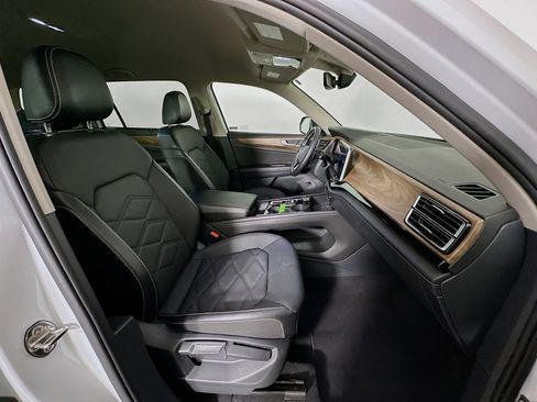 Used 2025 Volkswagen Atlas SE image 34