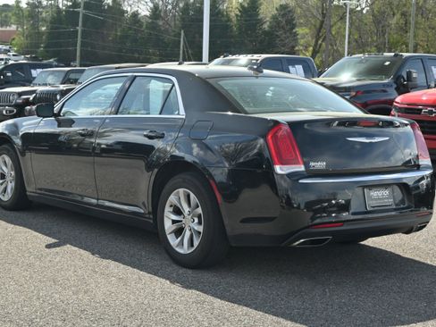 Used 2020 Chrysler 300 Touring image 11