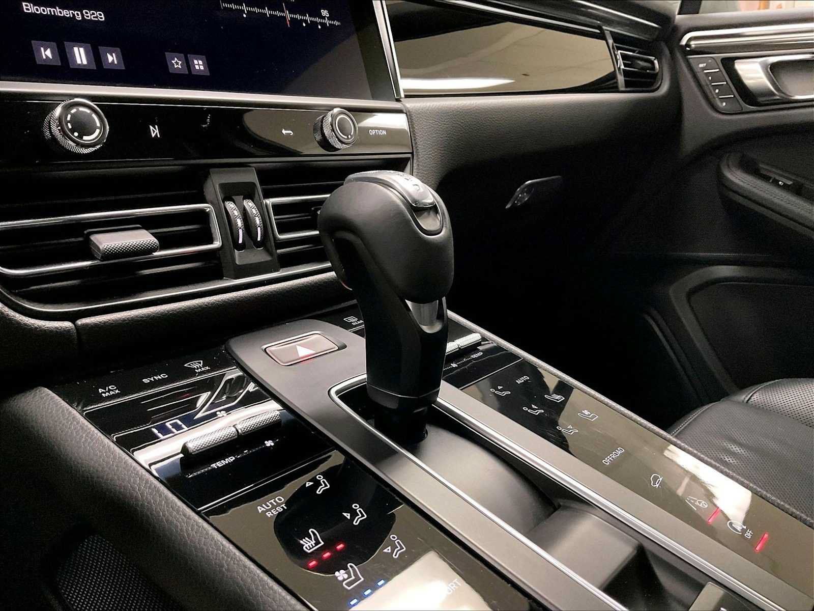 Certified 2023 Porsche Macan AWD/4WD image 17