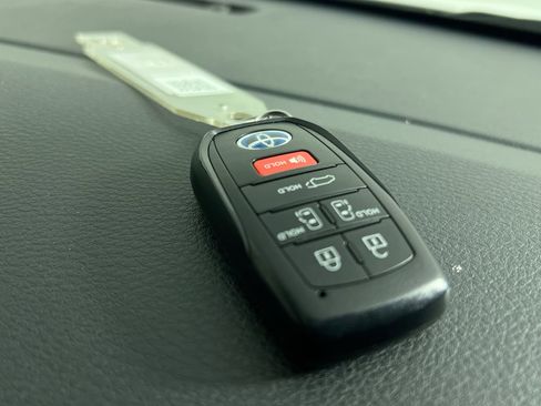 Used 2025 Toyota Sienna Platinum image 38