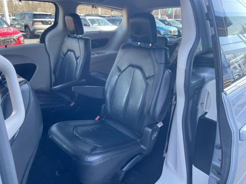 Used 2019 Chrysler Pacifica Touring-L image 22