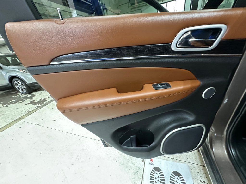 Used 2020 Jeep Grand Cherokee Summit AWD/4WD image 18