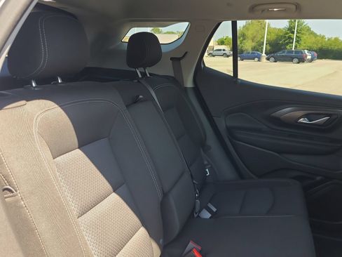 Used 2024 GMC Terrain SLE w/ Driver Convenience Package FWD image 15