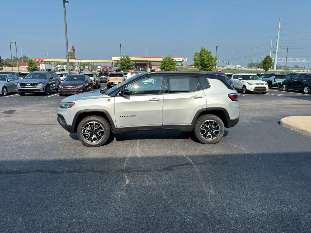 Used 2025 Jeep Compass Trailhawk AWD/4WD image 3
