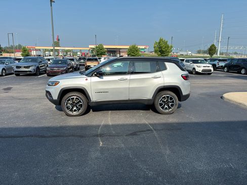 Used 2025 Jeep Compass Trailhawk AWD/4WD image 3